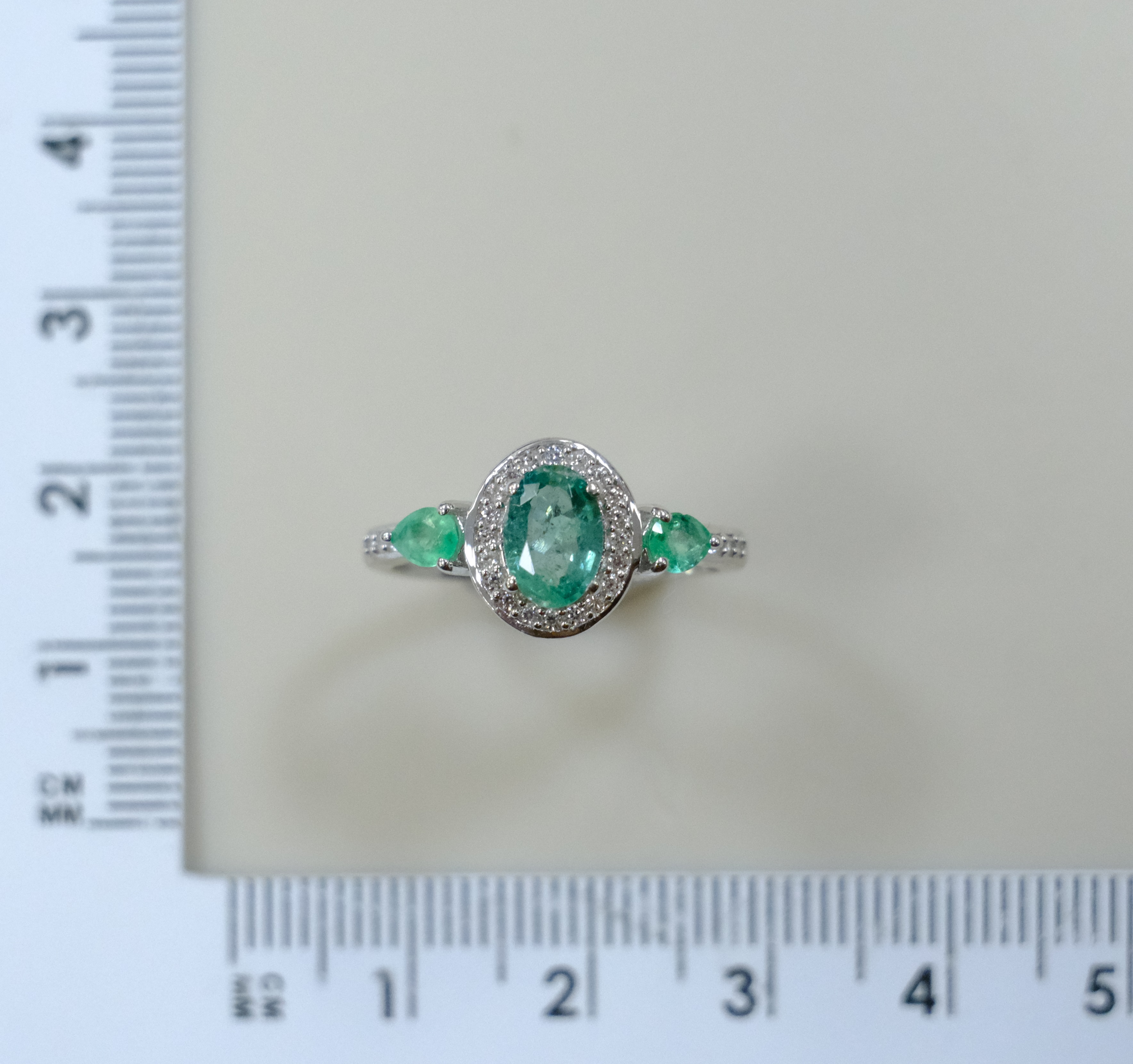 Серебряное кольцо с изумрудами